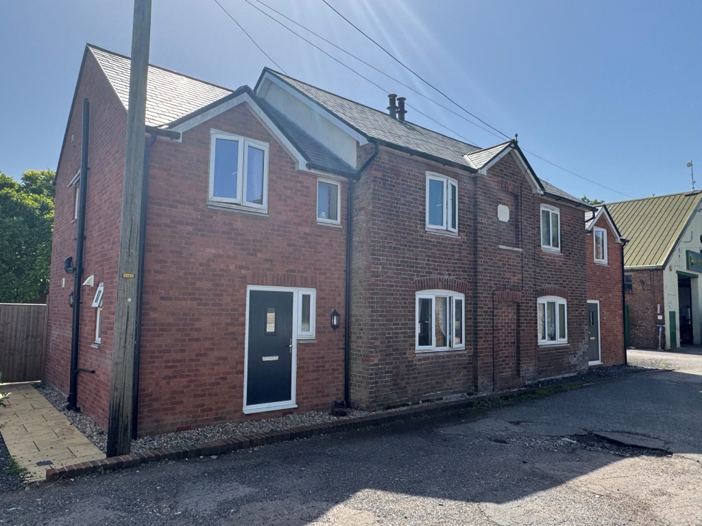 Lot: 161 - SEMI-DETACHED COTTAGE- RESIDENTIAL INVESTMENT - The property
